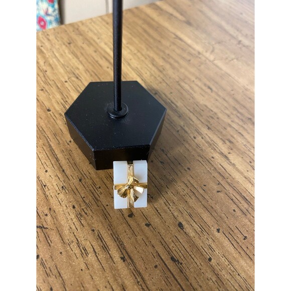 Avon Jewelry - Avon Gift/Present pin